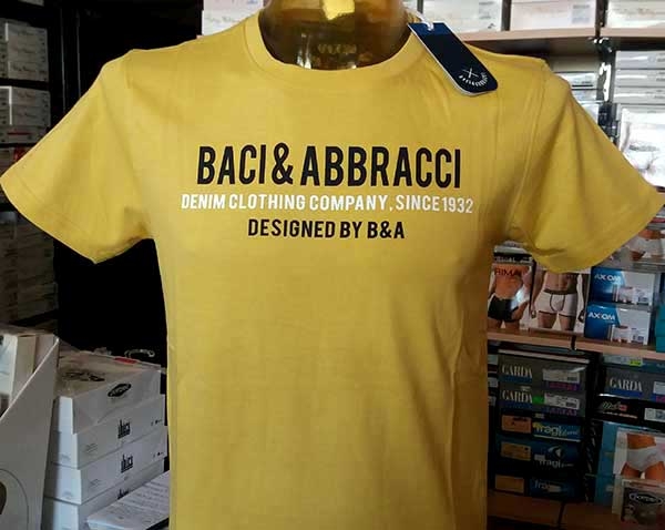 Baci e abbracci t shirt online